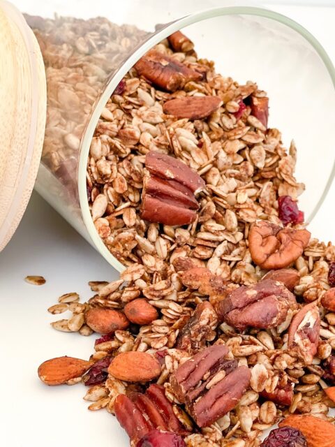 Chegou a melhor época do ano e com ela, a nossa Granola Ginger está de volta!!A Granola Ginger é a opção perfeita para quem ama essa época do ano e tudo de mais gostoso que ela traz. Com a combinação entre a noz pecan, amêndoa e toque de gengibre, canela e noz moscada, a nossa Ginger é o gostinho de Natal que faltava para o seu dia a dia. E o melhor, sem culpa!Garanta já a sua! Ela só fica por aqui esse mês e você não pode perder essa oportunidade!