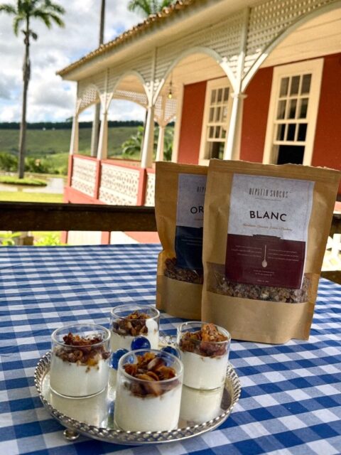 Café da manhã com tempo, silêncio e bons ingredientes.Iogurte, granola e a certeza de que o simples, quando bem feito, é suficiente.Sem pressa. Sem excesso. Simplesmente deliciosa.