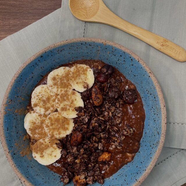 Já que hoje é o dia do cacau, nada melhor do que a nossa Granola Noir para deixar seu dia mais gostoso, nutritivo e saudável!Por aqui fomos de mingau de aveia com banana e proteína de chocolate. E claro, finalizamos com nossa amada Noir para trazer crocância, nutrientes e ainda mais sabor para esse mingau delicioso!E você, já garantiu sua Granola Noir para comer seu chocolate sem culpa nesse dia especial?