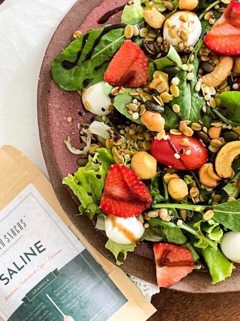 Se existe algo capaz de mudar sua opinião sobre aquela salada sem graça, é a nossa Granola Saline! Além de trazer sabor e crocância, ela deixa sua salada ainda mais nutritiva, trazendo fibras e muitos nutrientes para sua alimentação.Você já conhece essa delícia? Se não conhece, não perca tempo e garanta logo a sua Saline!