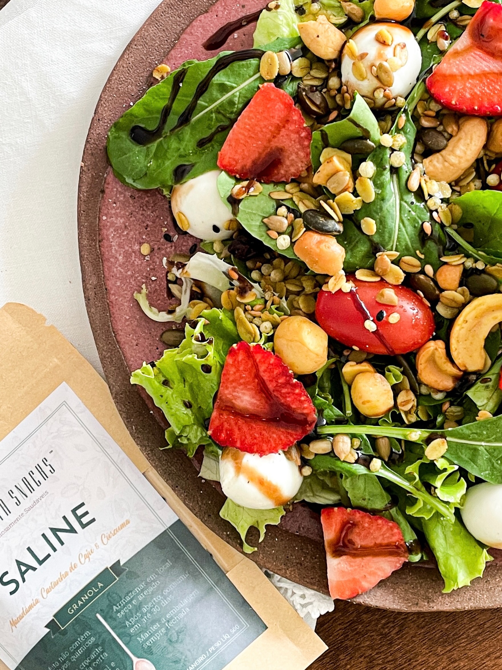 Se existe algo capaz de mudar sua opinião sobre aquela salada sem graça, é a nossa Granola Saline! Além de trazer sabor e crocância, ela deixa sua salada ainda mais nutritiva, trazendo fibras e muitos nutrientes para sua alimentação.Você já conhece essa delícia? Se não conhece, não perca tempo e garanta logo a sua Saline!